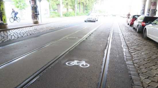 Radwegzeichen zwischen den Gleisen ohne straßenverkrsrechtliche Relevanz