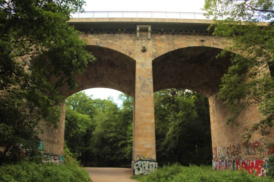 Die Prießnitzbrücke überquert das Tal in 24 Metern Höhe. 