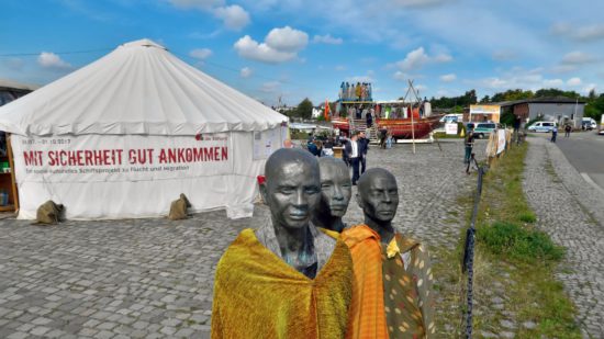 Insgesamt 70 Kupferfiguren stehen auf und um das Boot.