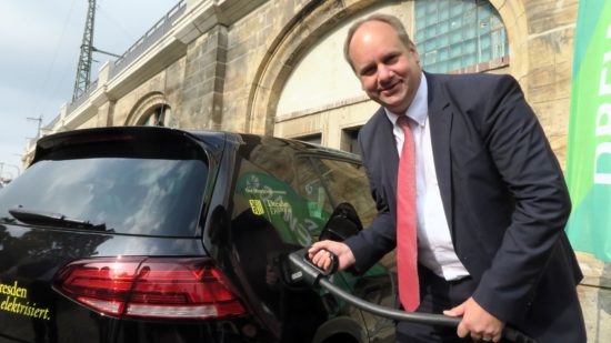 Oberbürgermeister Dirk Hilbert betankt seinen Dienstwagen.