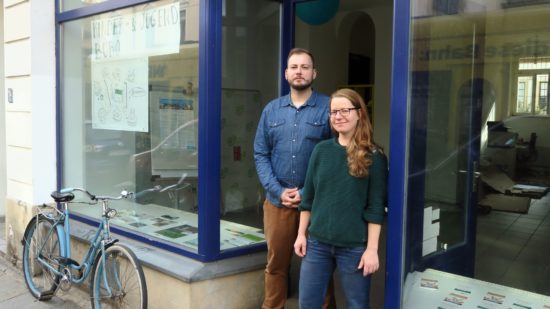 Friedrich Armin Bethke und Julia Franke vor dem neuen Kinder- und Jugendbüro