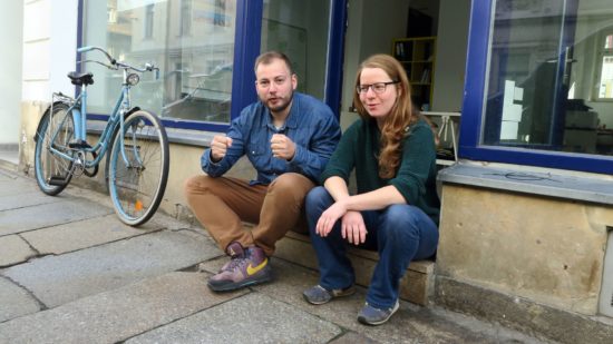 Friedrich Armin Bethke und Julia Franke vor dem neuen Kinder- und Jugendbüro