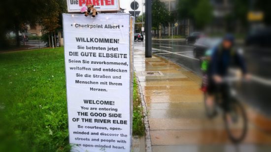 An der Albertbrücke paarten sich die Tafeln mit einem Werbeplakat der "Partei". Zufall?