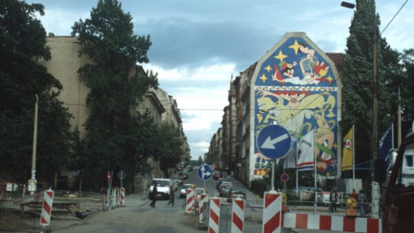Auf der rechten Seite mit Fahnen - Reifenhandel Geneuß Anfang der 1990er - Foto: Lothar Lange