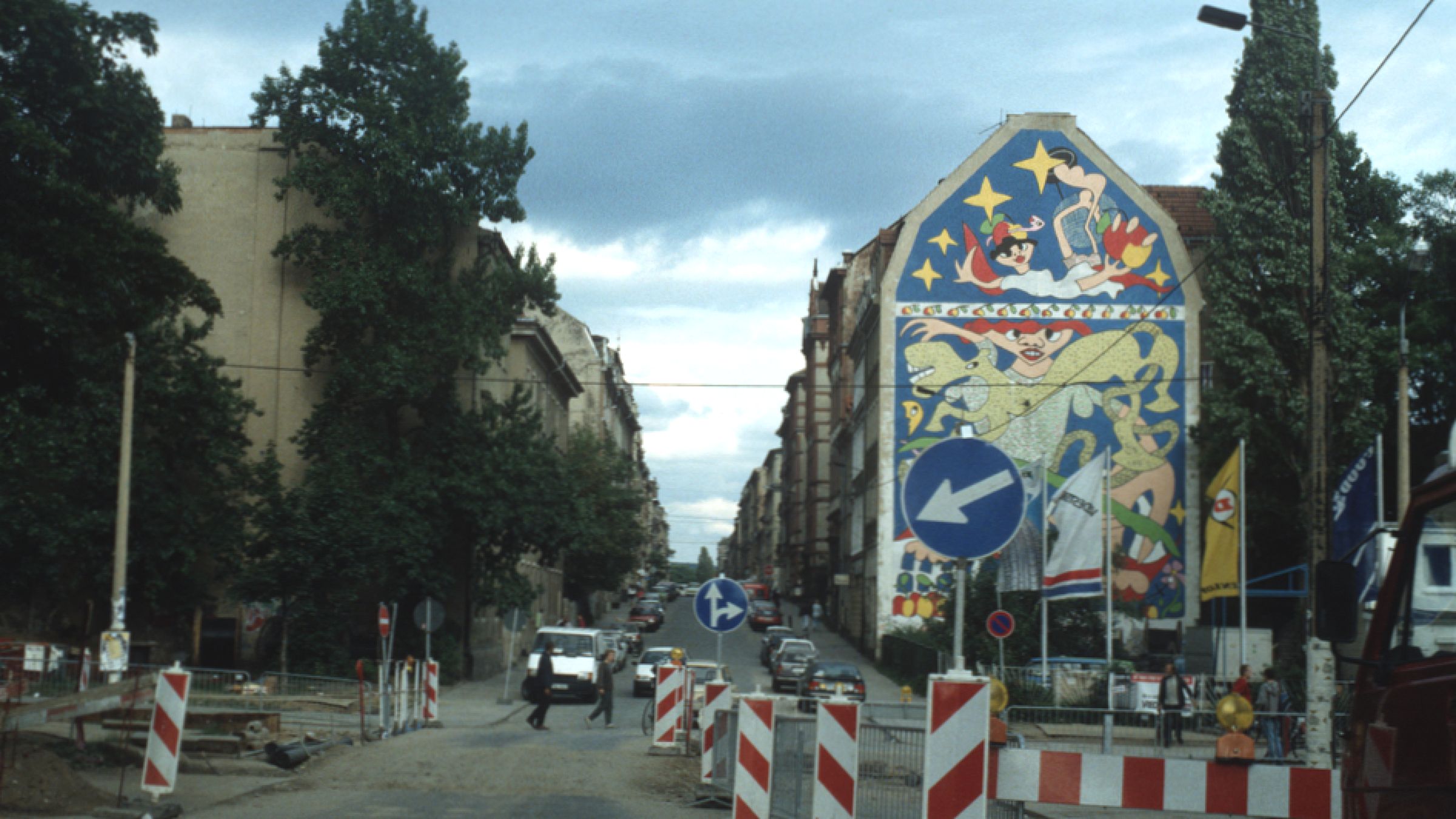 Auf der rechten Seite mit Fahnen - Reifenhandel Geneuß Anfang der 1990er - Foto: Lothar Lange