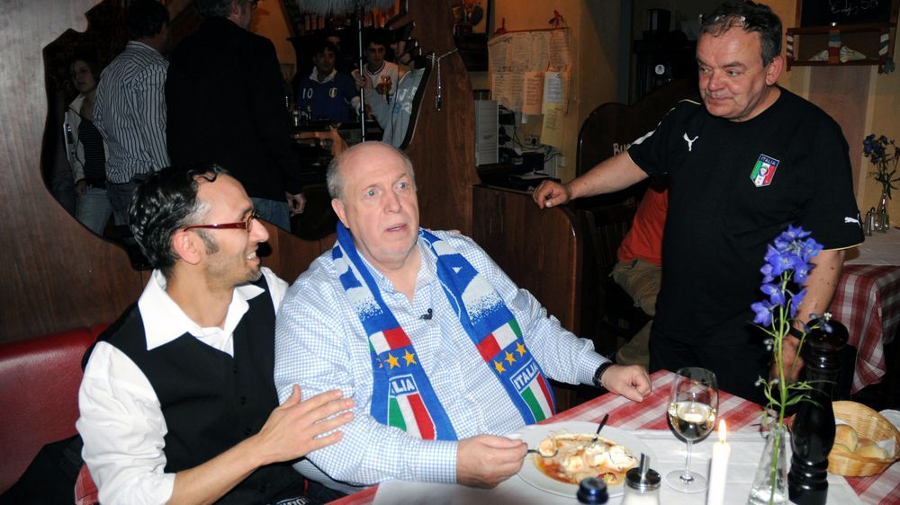 Rainer Calmund mit seinen italienischen Fans