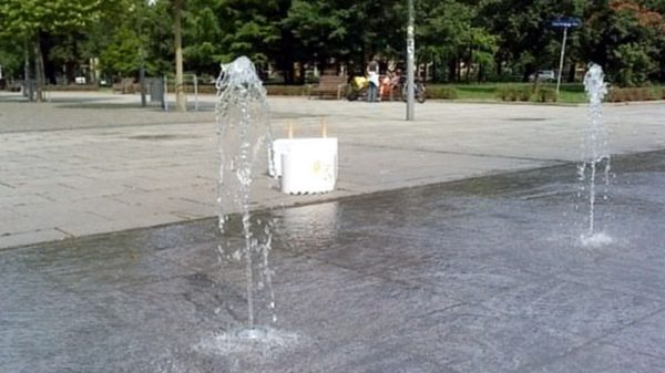 Umgestoßene Stele am Jorge-Gomondai-Platz