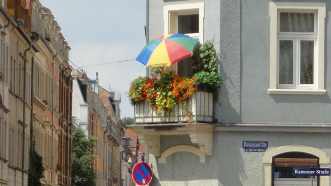 Bunter Balkon in bunter Neustadt