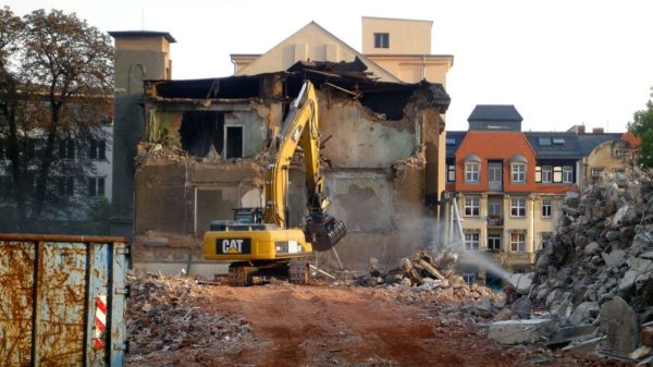 Mächtige Brocken reißt der Bagger aus dem Haus.