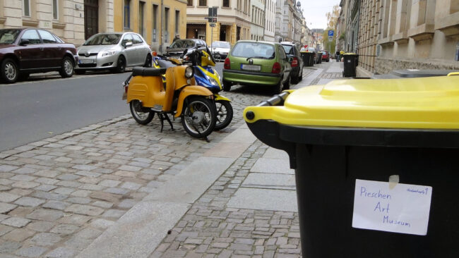 Was wollen uns die Gestalter dieser Installation, gesehen auf der Prießnitzstraße, damit wohl sagen? Soll das heißen, Kunst aus Pieschen ist für die Tonne? Oder, dass Pieschener Kunst anrüchig ist?