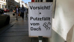 Putze droht vom Dach.