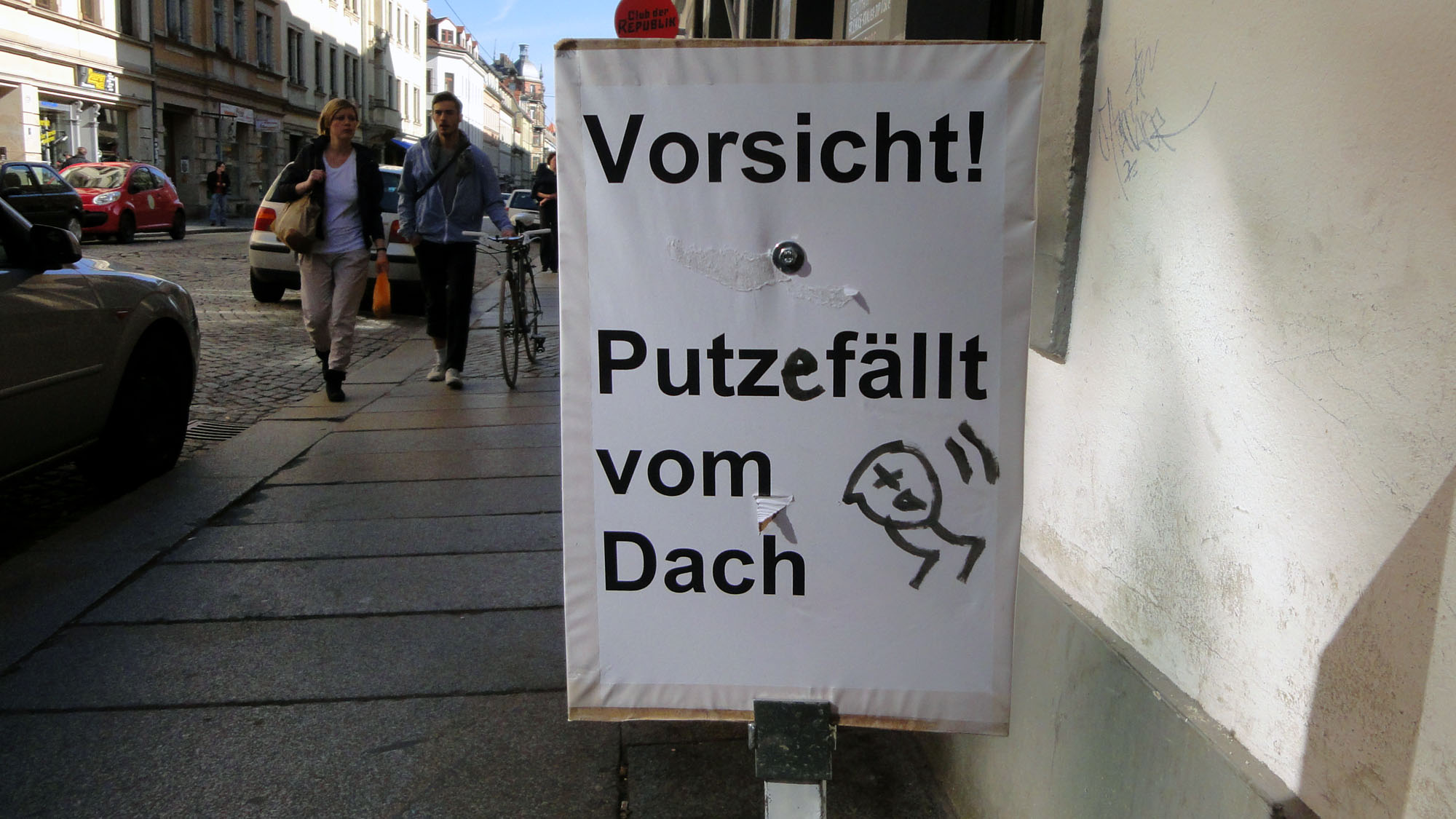 Putze droht vom Dach.