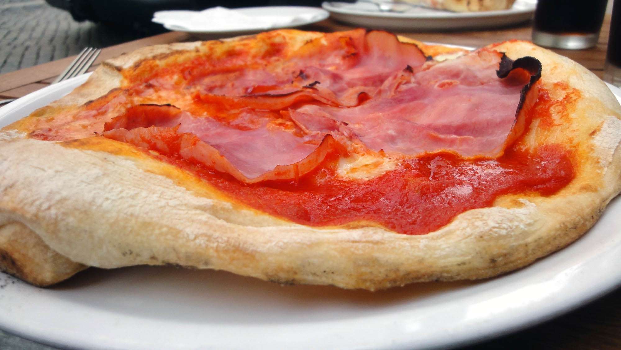 Zum Anbeißen: Pizza Prosciutto im Sapori d`Italia, anklicken zum Vergrößern.