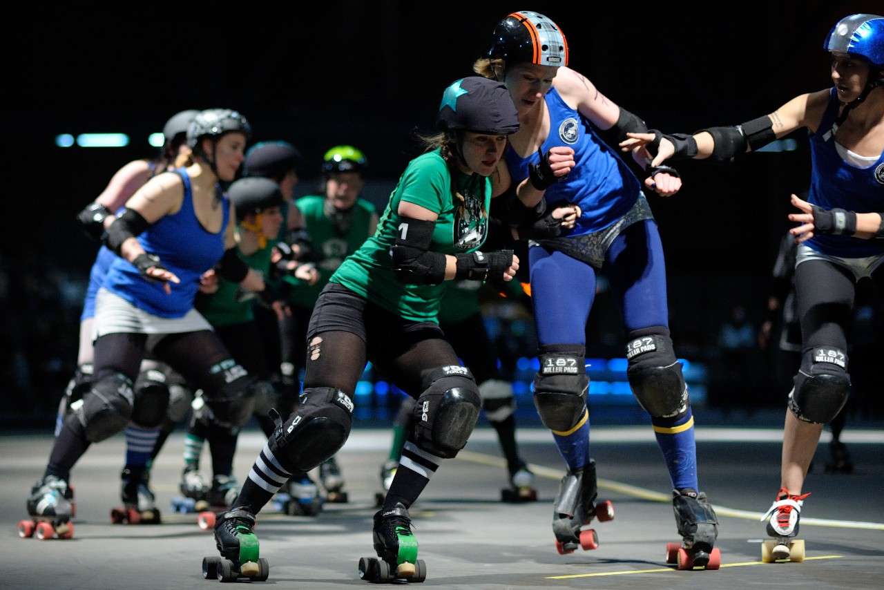 Beim „Roller Derby“ geht es eng und schnell zu, wie hier beim Bear City Roller Derby - Berlin Bombshells Season Opener - The Fantastic 14 vs X-BERG Cosmo Knocks, Foto: Michael Wittig