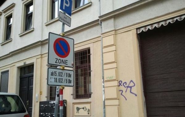 Parken in der ganzen Zone verboten!