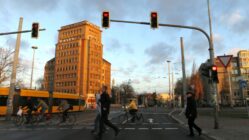 Morgenstunde am Albertplatz Foto: Archiv Anton Launer 2013