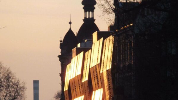 Dämmerungsromantik mit Goldspiegeleffekten an der Bautzner Straße