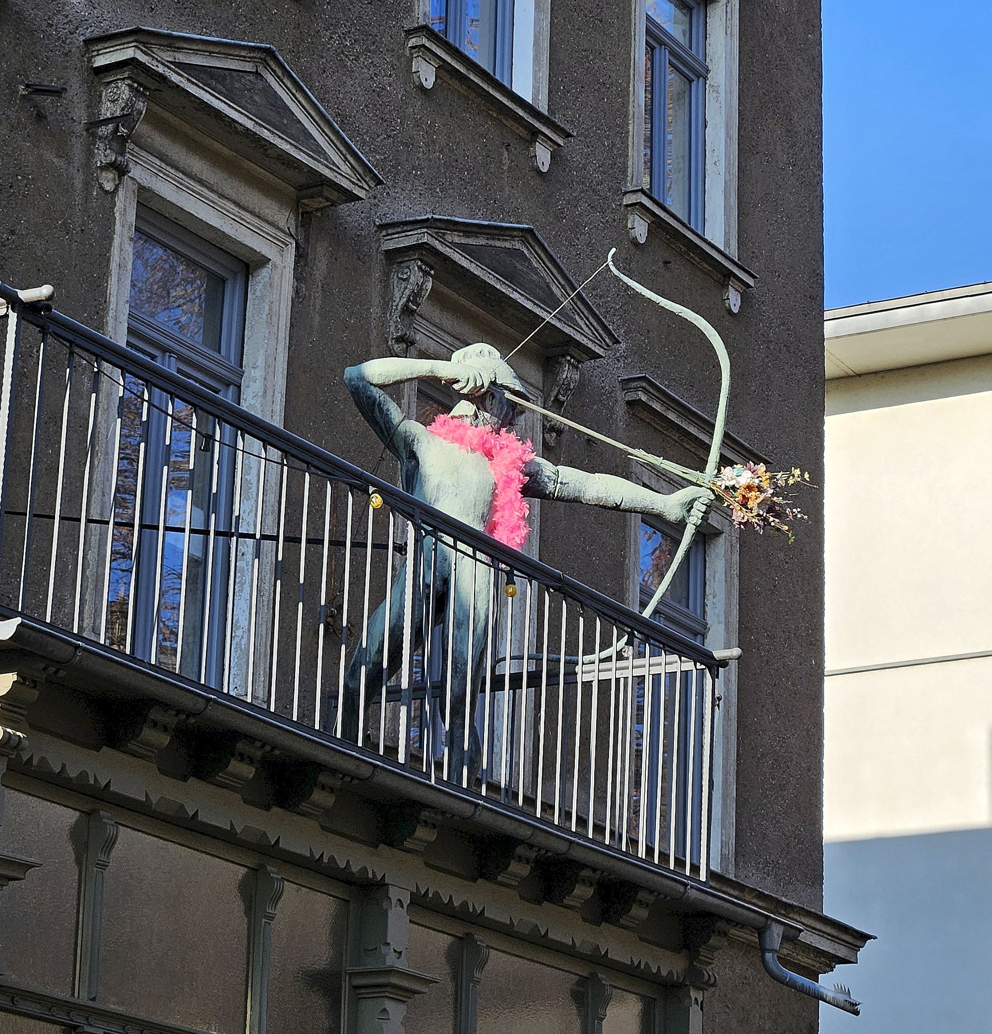 Bogenschütze auf dem Balkon. Foto: 2024/Anton Launer