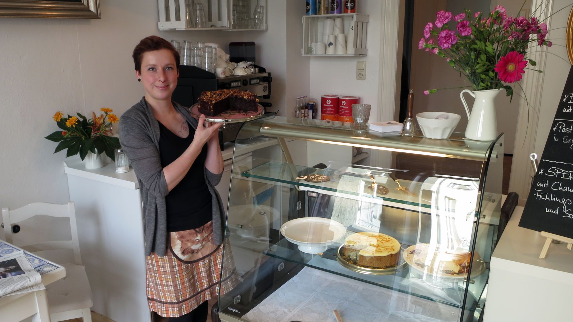 Julia Rothe mit Kuchen nach Omas Rezeptur