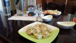 Pelmeni mit saurer Kräutersahne