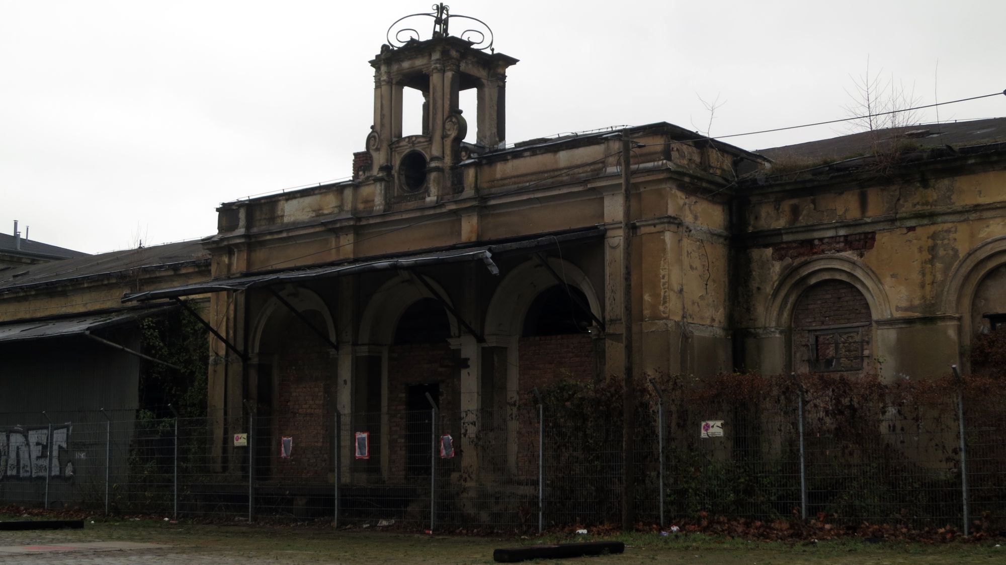 Bahnhof hinter Gittern