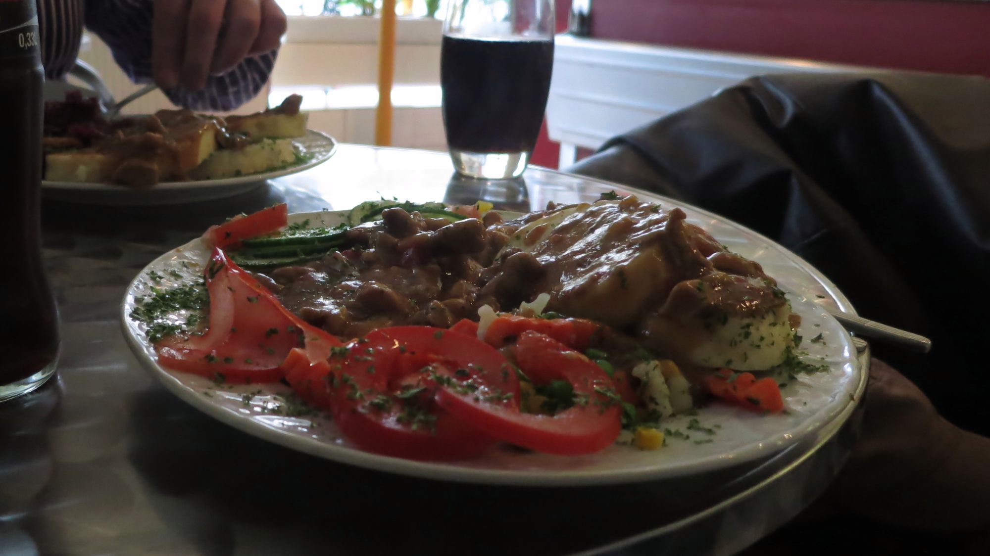 Gulasch mit Knödeln, frische Tomaten, Tiefkühl-Gemüse