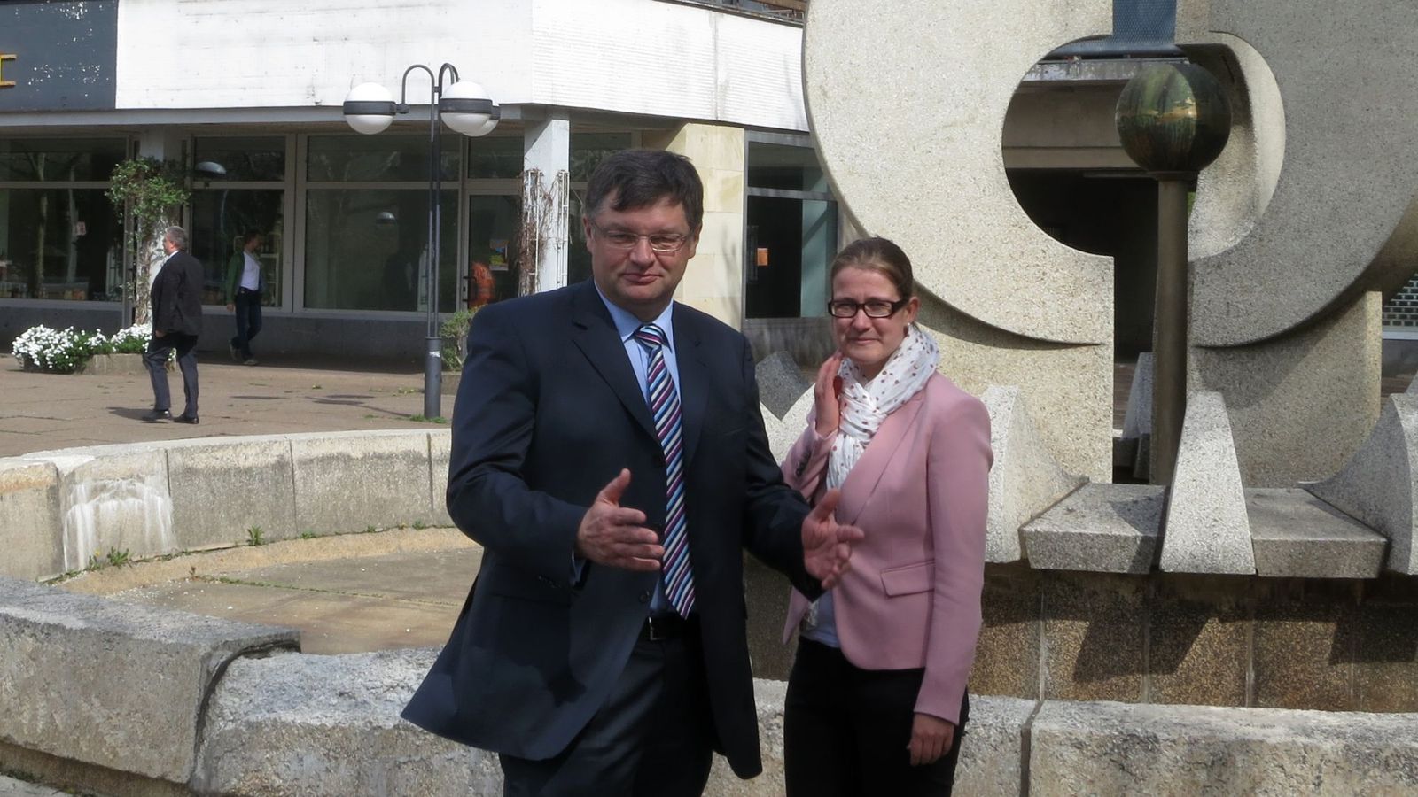 Stadtrat Holger Zastrow und Stadtbezirksbeirätin Benita Horst engagierten sich schon 2014 für den Brunnen am Neustädter Markt. Foto: Archiv Anton Launer