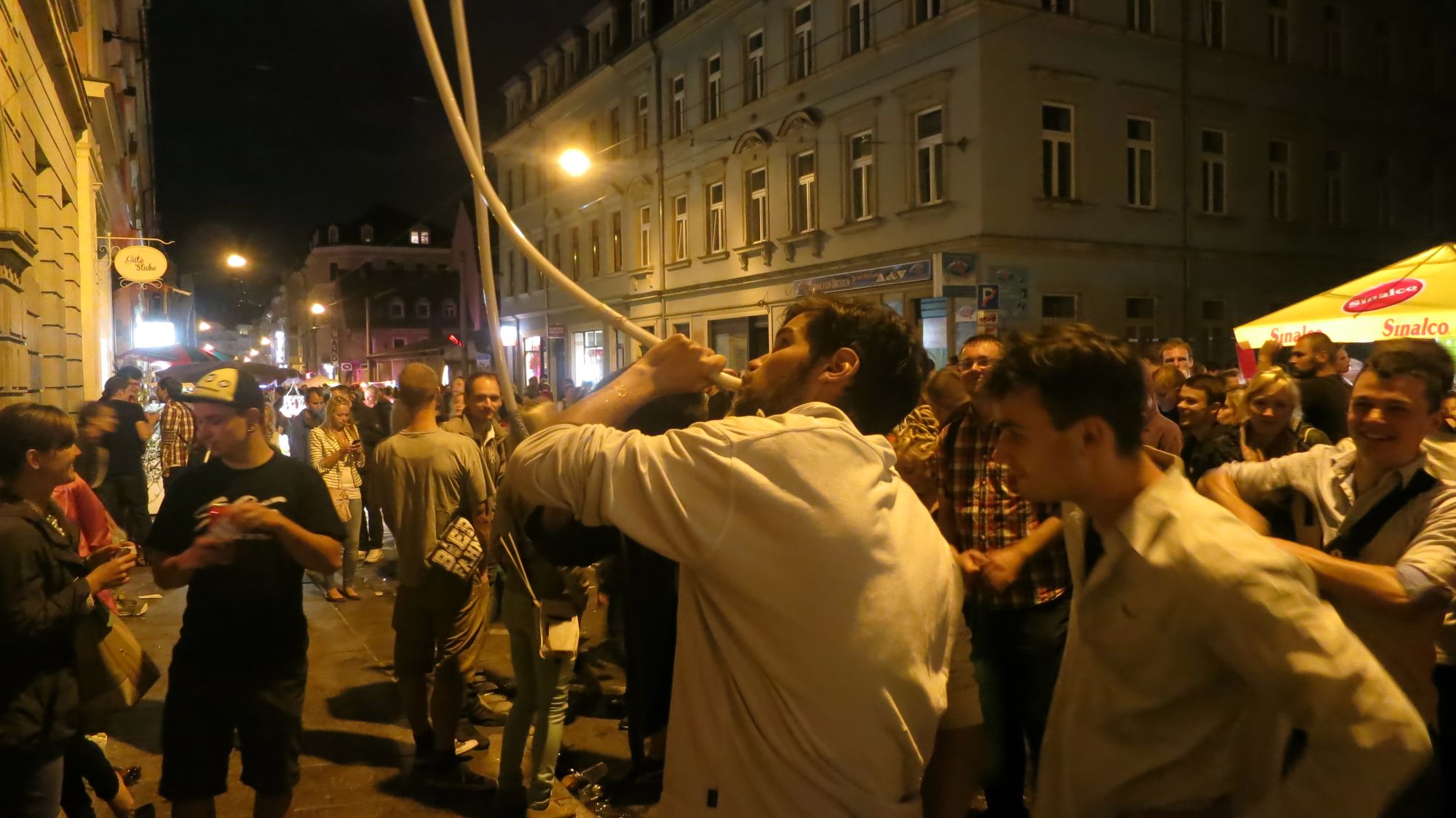 Inzwischen ein Klassiker: Der Bierbong