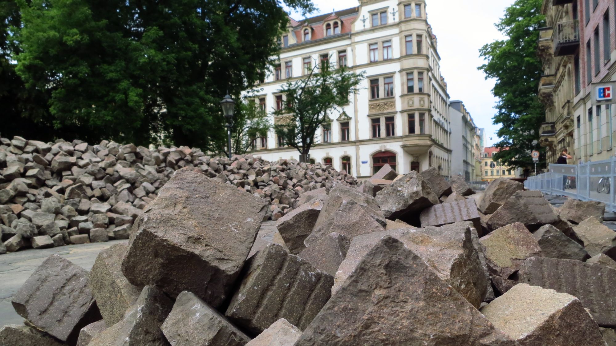 Pflastersteinberge vor der Sparkasse. Vor der Tür zur Bank lauert übrigens ein tiefes Loch. Vorsicht!