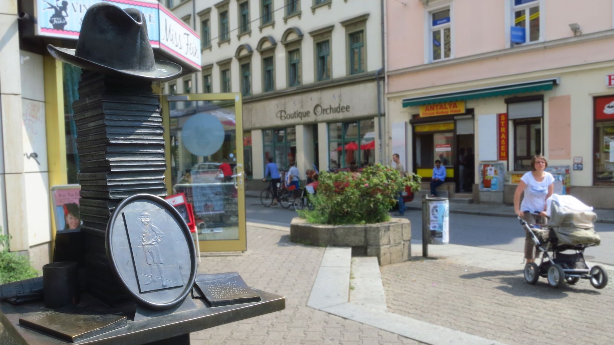 Denkmal mit Hut vor dem ehemaligen Café Kästner Foto: Archiv Anton Launer