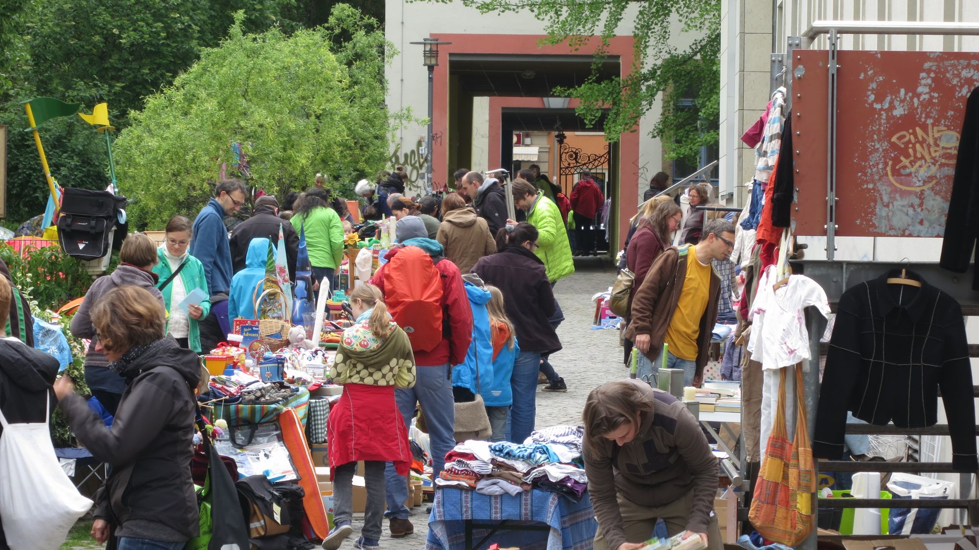 Eindrücke vom 8. Trödelmarkt im Frühjahr 2014 - Foto: Archiv Anton Launer