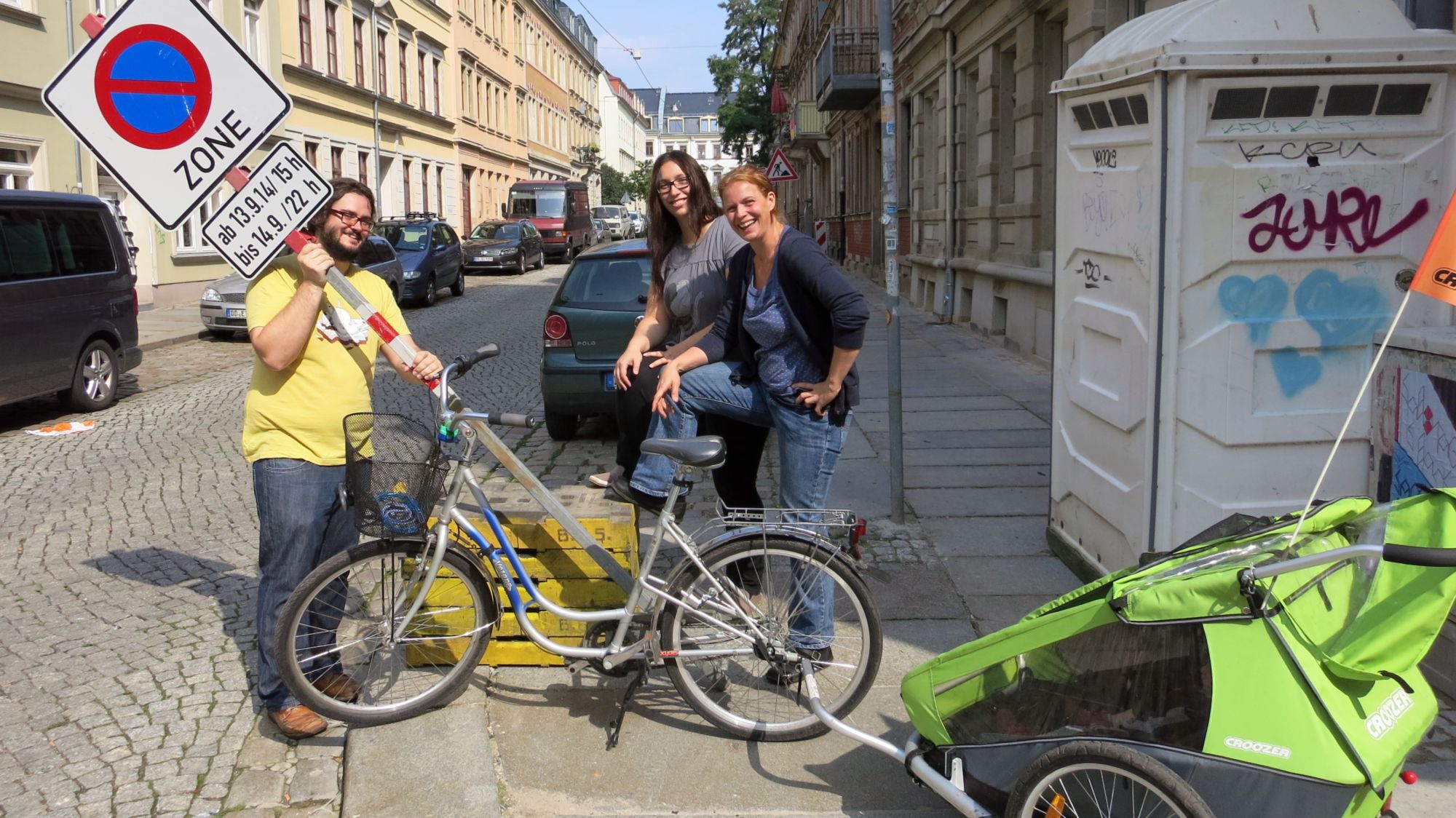 Das Organisationsteam bereitet die Straße fürs Fest vor.