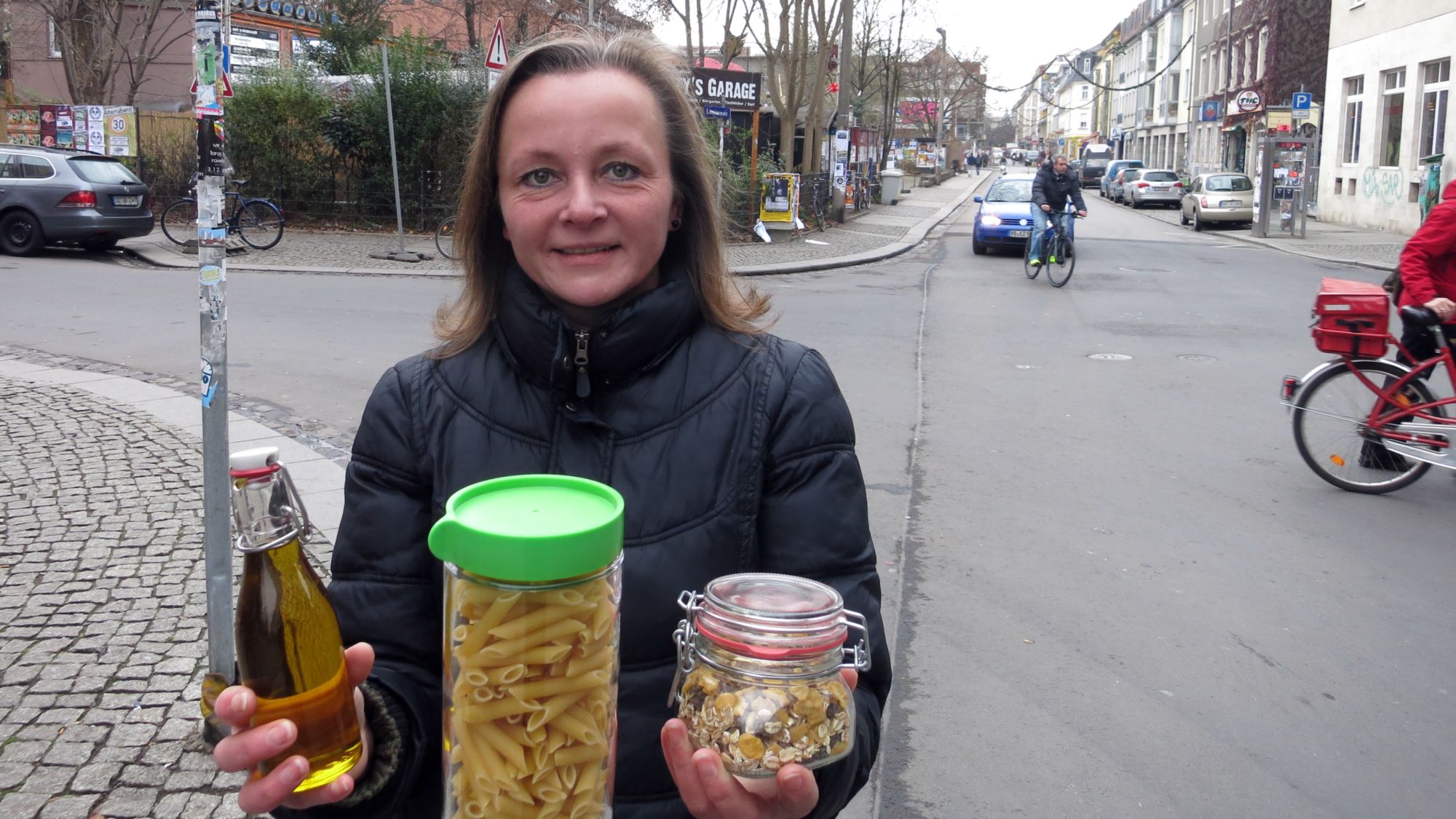 Berit Heller zeigt: In solchen Gläsern und Dosen können die Kunden dann die Waren mitnehmen.