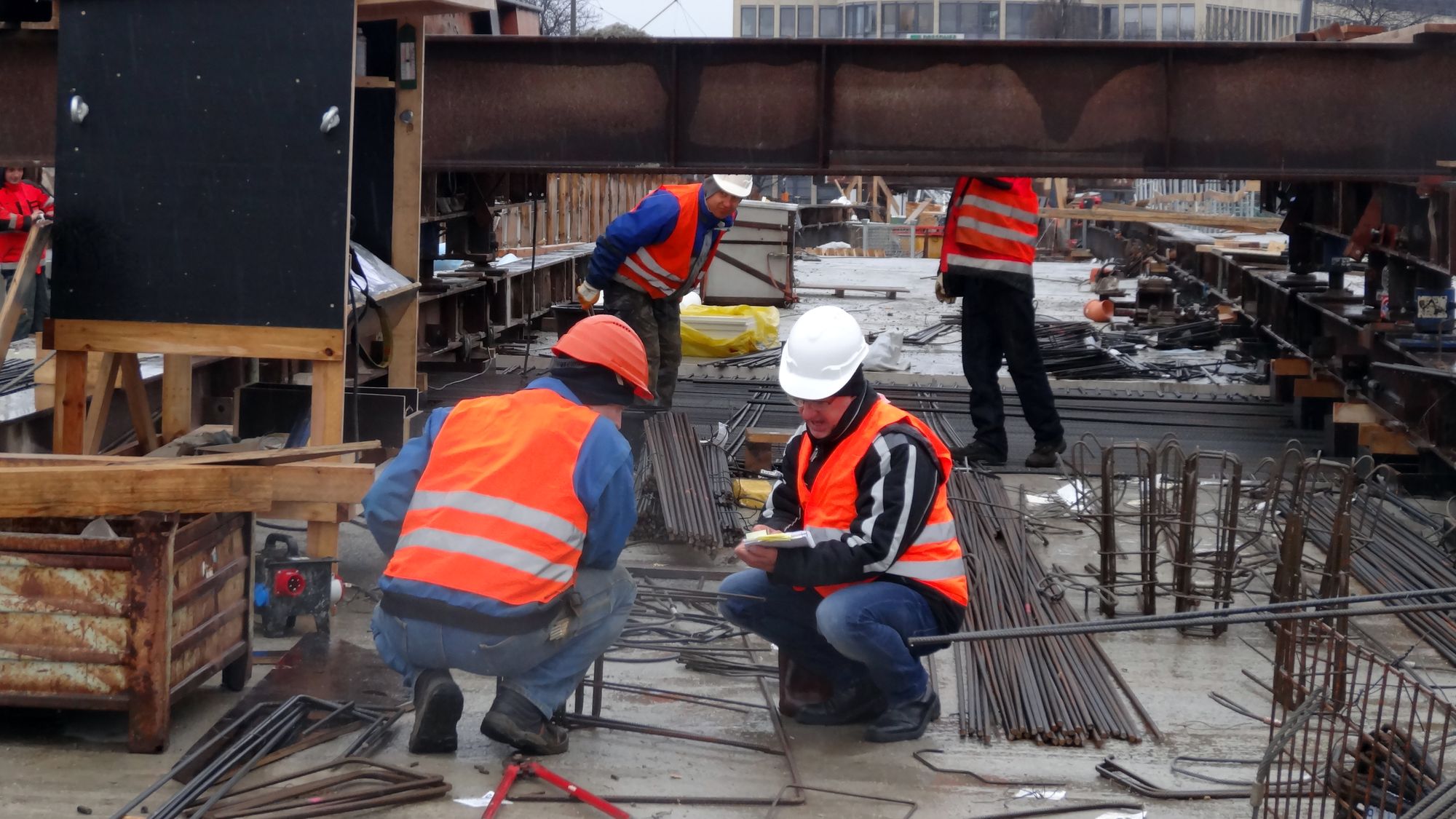 Immer wieder müssen die Brückenexperten ihr Können unter Beweis stellen.