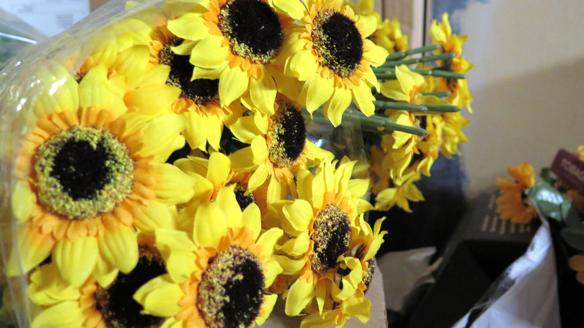 Jede Menge Deko-Blumen sind schon da.