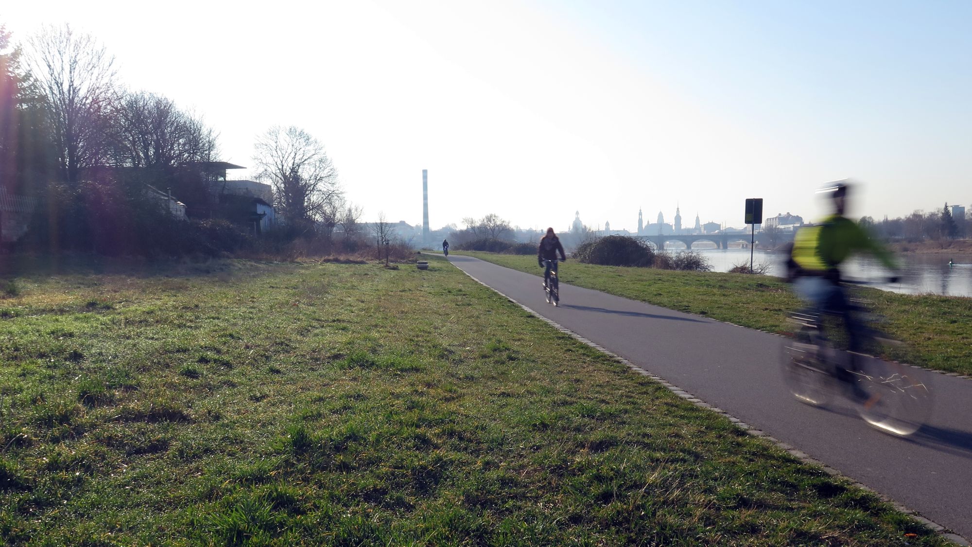 Dieses Stück Elberadweg will die Investorin sperren bzw. wegbaggern lassen.