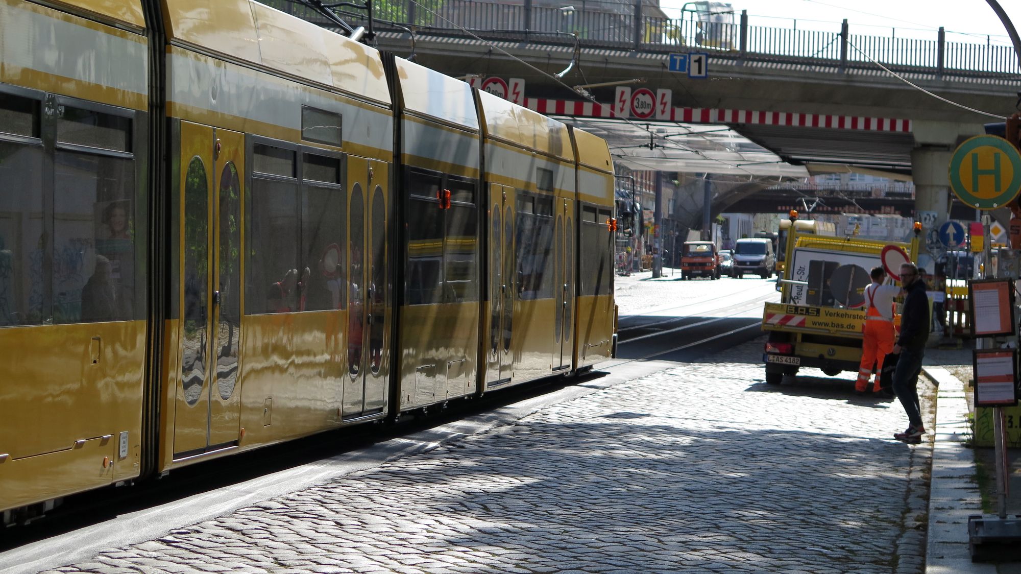 An der Brücke wird am Wochenende gebaut, die Straßenbahn umgeleitet.