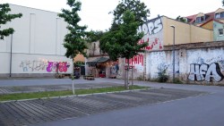 Der Pinkel-Platz an der Böhmischen Straße.