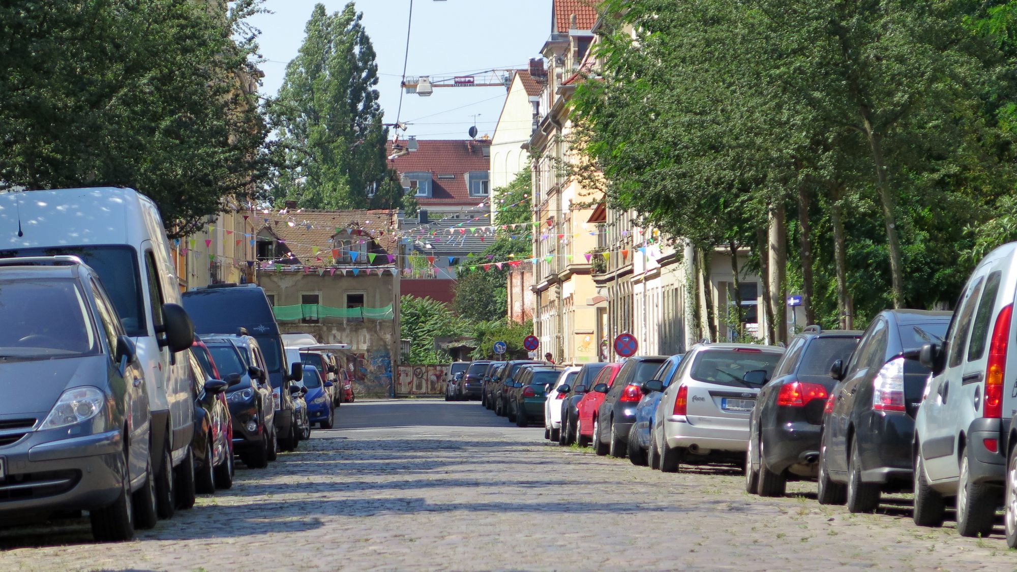 Die Straßen sind in Vorbereitung auf das Fest schon bewimpelt.