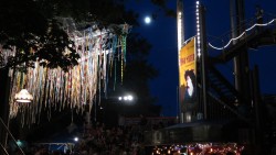 Nacht über den Buden. Sogar der Mond grinst mit.