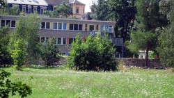 Der Russensportplatz wird im Süden von einer Sandsteinmauer begrenzt.