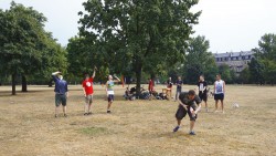 Trinken und werfen: Flunkyball-Turnier auf dem Alaunplatz. Foto: Youssef Safwan