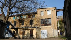 Die damals noch "Blaue" Fabrik im April 2010.