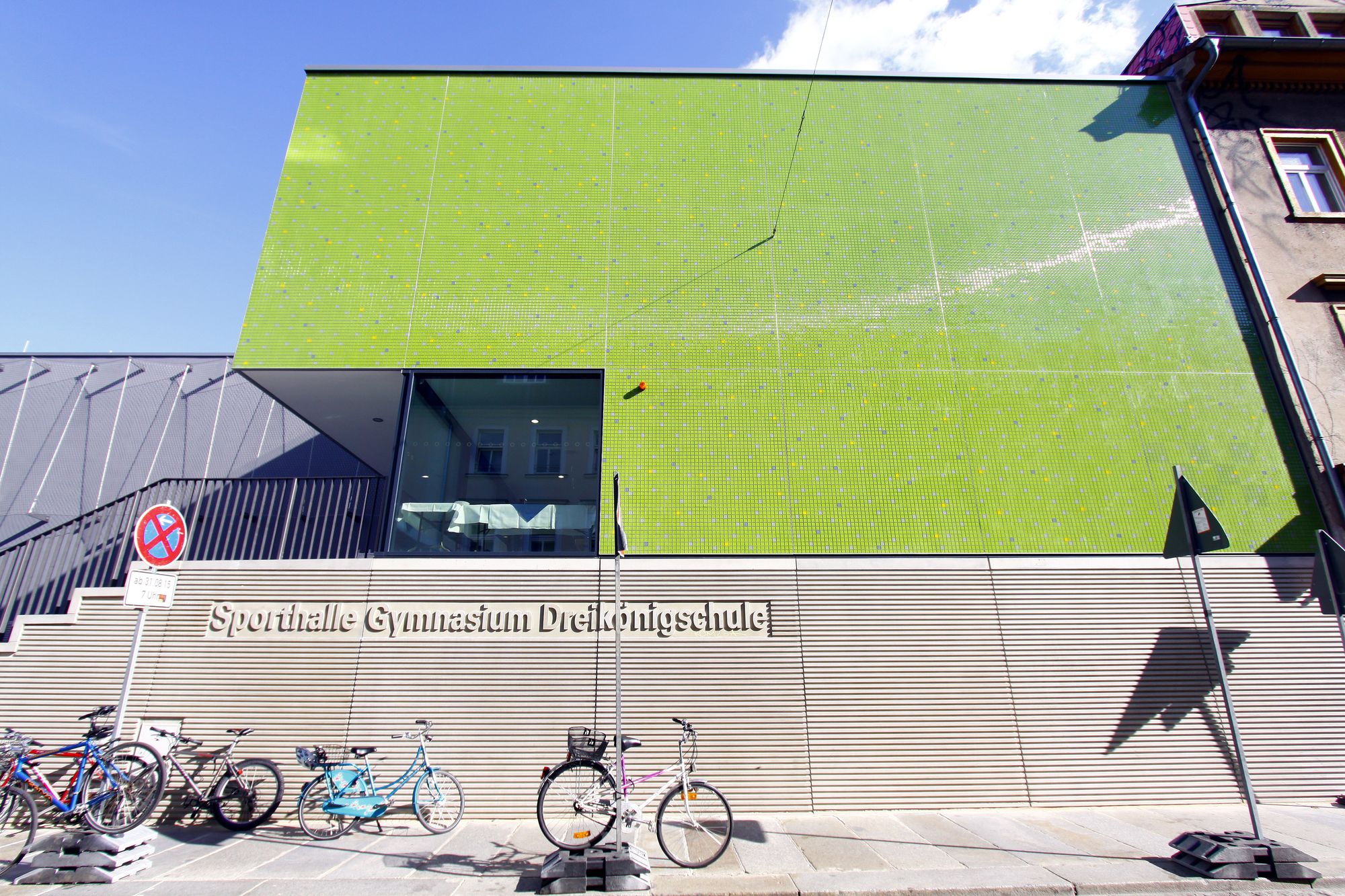 Die grüne Halle der Dreikönigschule an der Alaunstraße. Foto: Youssef Safwan