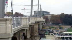 Schicke Sandstein-Balkone auf der Brücke