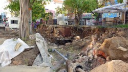 Alte Kellergewölbe unter der alten Sandsteinmauer.