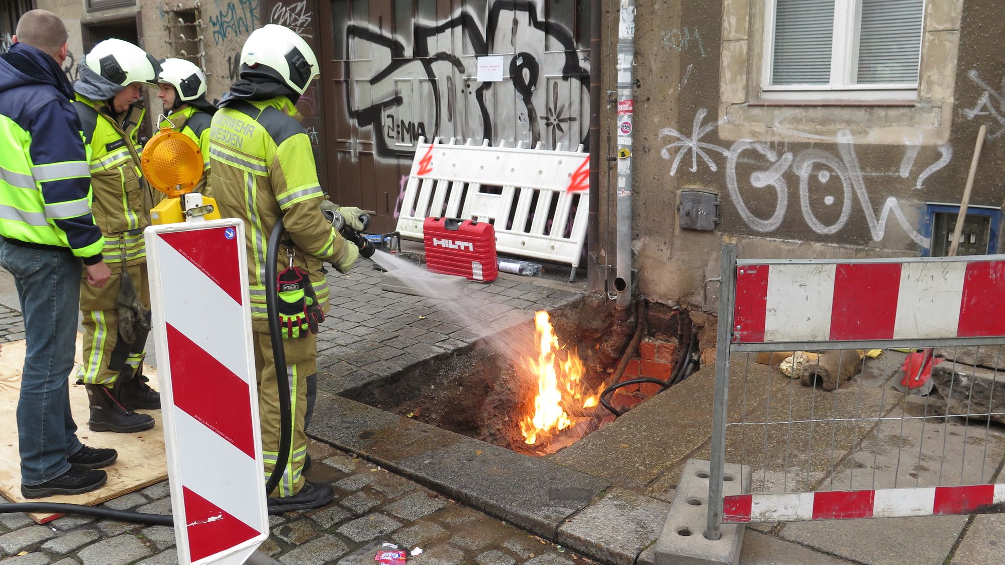 Die Feuerwehrleute haben den Brand unter Kontrolle