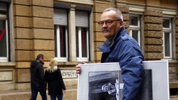 Günter Starke mit einem der Werke der Ausstellung.