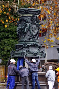 Milimeterarbeit. Die bronzenen Postamente müssen genau passen. Foto: Youssef Safwan