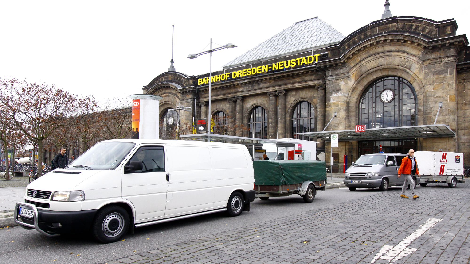 Die beiden Transporter sind schwer beladen mit warmen Klamotten und Lebensmitteln. Foto: Youssef Safwan